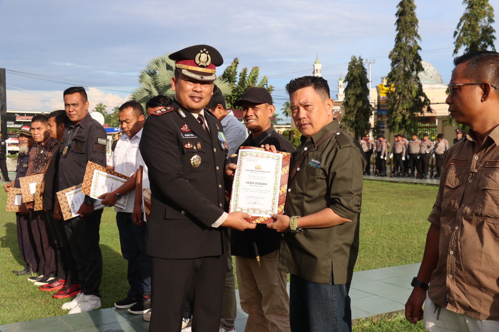 Wartawan Harian Umum Rakyat Sumbar Ahmad Budiawan saat menerima piagam penghargaan dari Kapolres Pasaman Barat AKBP. Agung Tribawanto, S.IK