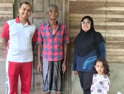 Bhabimkamtibmas Kelurahan Padang Tangah Payobadar Brigadir. Azra Wahyudin Islami saat mengunjungi  kediaman Edi Warman