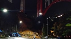 Material longsor yang menutupi badan jalan di Flyover Kelok 9, Kamis (18/09/2025) malam.