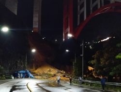 Material Longsor Tutupi Badan Jalan, Pengendara Diminta Bersabar