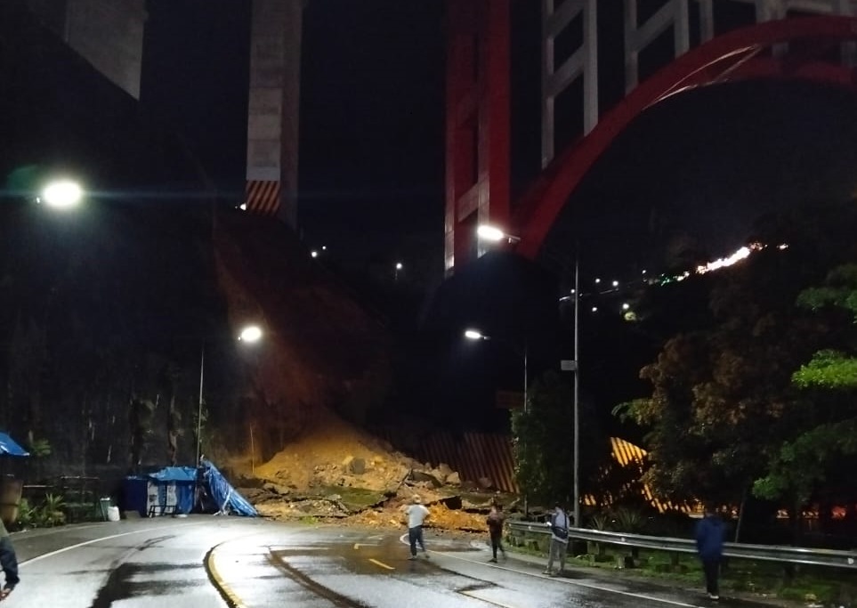 Material longsor yang menutupi badan jalan di Flyover Kelok 9, Kamis (18/09/2025) malam.