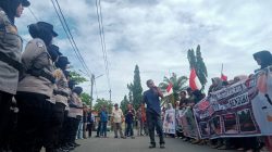 Kegiatan aksi unjuk rasa warga Nagari Kapalo Hilalang, Kabupaten Padangpariaman di halaman DPRD Kabupaten Padangpariaman, Kamis (11/09/2025).  