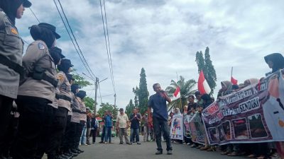 Kegiatan aksi unjuk rasa warga Nagari Kapalo Hilalang, Kabupaten Padangpariaman di halaman DPRD Kabupaten Padangpariaman, Kamis (11/09/2025).  