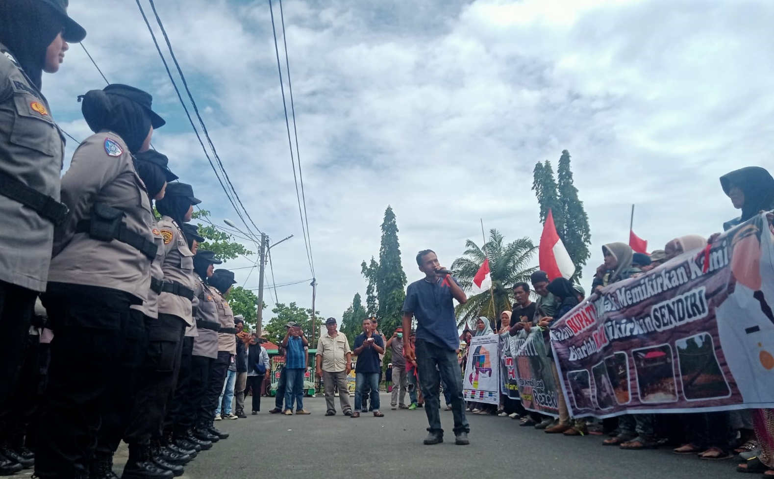 Kegiatan aksi unjuk rasa warga Nagari Kapalo Hilalang, Kabupaten Padangpariaman di halaman DPRD Kabupaten Padangpariaman, Kamis (11/09/2025).  