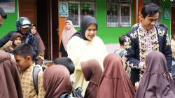 Sekretaris Komisi III DPRD Kota Padangpanjang Vani Utari saat menyalami Siswa SD dalam kunjungan ke SDN Komplek Guguk Malintang, Kamis (11/09/2025)