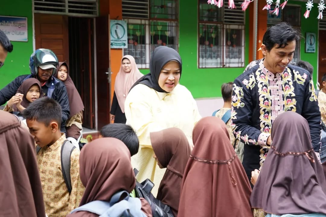 Sekretaris Komisi III DPRD Kota Padangpanjang Vani Utari saat menyalami Siswa SD dalam kunjungan ke SDN Komplek Guguk Malintang, Kamis (11/09/2025)