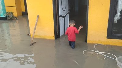 Hujan Seharian, Banjir Genangi Rumah Warga di Kota Solok