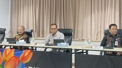 Direktur Keuangan Bank Nagari, Roni Edrian dalam ketetangan pers yang didampingi jajaran direksi dan komisaris Bank Nagari Kamis (04/09/2025).