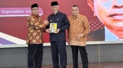 Putra sulung dari H. Zainal Bakar SH, Prof. Dr. Ir. Is Prima Nanda, ST.,MT didampingi Firdaus Abie, penulis biografi H. Zainal Bakar SH menyerahkan buku kepada Gubernur Sumbar Mahyeldi.