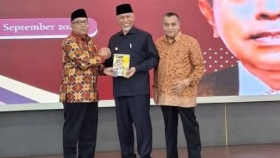 Putra sulung dari H. Zainal Bakar SH, Prof. Dr. Ir. Is Prima Nanda, ST.,MT didampingi Firdaus Abie, penulis biografi H. Zainal Bakar SH menyerahkan buku kepada Gubernur Sumbar Mahyeldi.