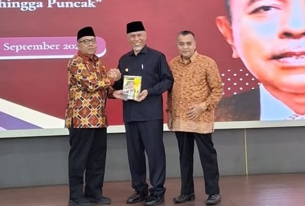Putra sulung dari H. Zainal Bakar SH, Prof. Dr. Ir. Is Prima Nanda, ST.,MT didampingi Firdaus Abie, penulis biografi H. Zainal Bakar SH menyerahkan buku kepada Gubernur Sumbar Mahyeldi.