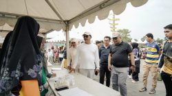 Bupati Solok Selatan Khairunas didampingi Sekretaris Daerah Syamsurizaldi dan Kadis Kesehatan Solok Selatan Pandewal, saat meninjau stan Kesehatan di arena CFD.