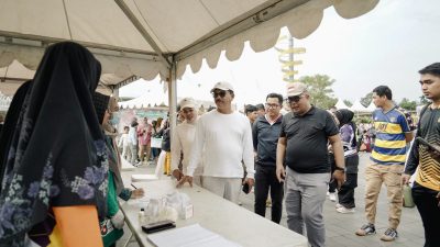 Bupati Solok Selatan Khairunas didampingi Sekretaris Daerah Syamsurizaldi dan Kadis Kesehatan Solok Selatan Pandewal, saat meninjau stan Kesehatan di arena CFD.