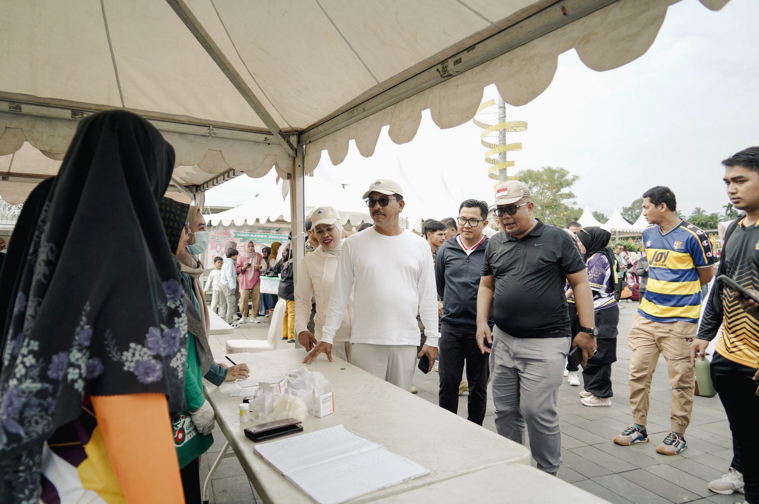 Bupati Solok Selatan Khairunas didampingi Sekretaris Daerah Syamsurizaldi dan Kadis Kesehatan Solok Selatan Pandewal, saat meninjau stan Kesehatan di arena CFD.