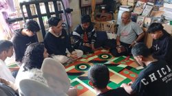 Sutradara yang juga Penyair Dr. Sulaiman Juned, S.Sn.,M.Sn saat menjadi narasumbuer Dialog Rutin Komunitas Seni Kuflet