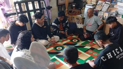 Sutradara yang juga Penyair Dr. Sulaiman Juned, S.Sn.,M.Sn saat menjadi narasumbuer Dialog Rutin Komunitas Seni Kuflet