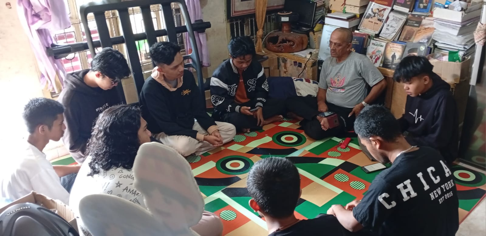Sutradara yang juga Penyair Dr. Sulaiman Juned, S.Sn.,M.Sn saat menjadi narasumbuer Dialog Rutin Komunitas Seni Kuflet