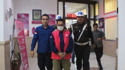 Penyidik Kejati Sumbar menahan Supervisor audit laporan keuangan Perumda  PSM, Teddy Alfonso usai menjalani pemeriksaan intensif di Kejati Sumbar, Kamis (18/09/2025).