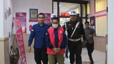 Penyidik Kejati Sumbar menahan Supervisor audit laporan keuangan Perumda  PSM, Teddy Alfonso usai menjalani pemeriksaan intensif di Kejati Sumbar, Kamis (18/09/2025).