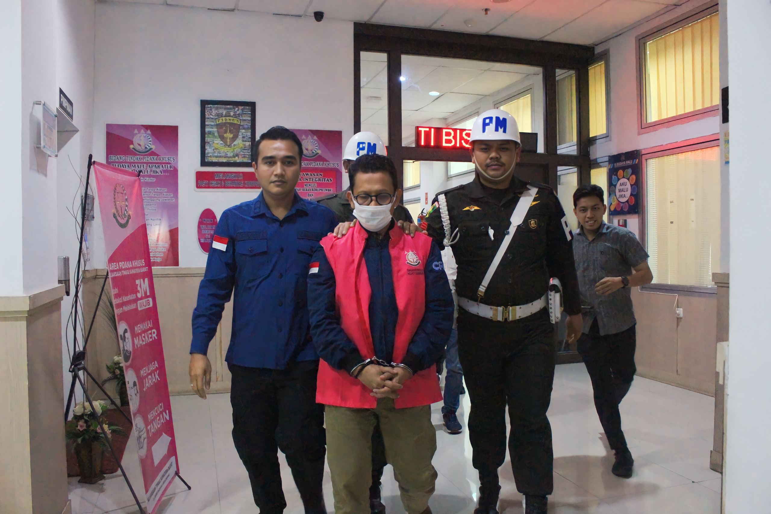 Penyidik Kejati Sumbar menahan Supervisor audit laporan keuangan Perumda  PSM, Teddy Alfonso usai menjalani pemeriksaan intensif di Kejati Sumbar, Kamis (18/09/2025).