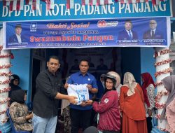 Penyerahan bantuan beras kepada masyarakat