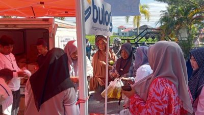 Sejumlah warga Kota Pariaman berbelanja bahan pokok murah saat GPM dan Pasar Murah pada stan Bulog di Rumah Tabuik Subarang, Kota Pariaman, Jumat (26/09/2025)