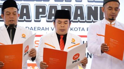 Pelantikan jajaran pengurus Majelis Pertimbangan Daerah (MPD), Dewan Etik Daerah (DED), dan Dewan Pengurus Daerah (DPD) saat Musda Partai Keadilan Sejahtera (PKS) Kota Padang