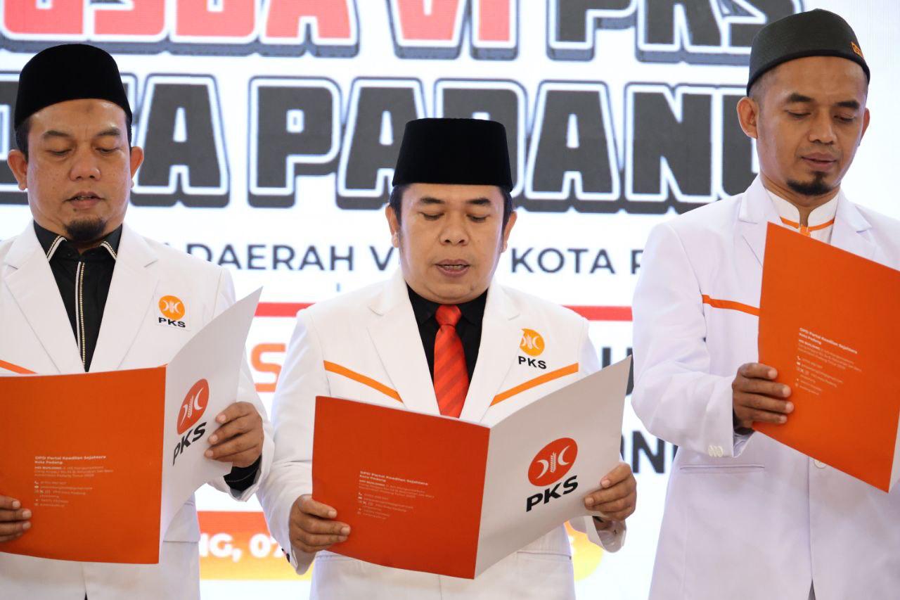 Pelantikan jajaran pengurus Majelis Pertimbangan Daerah (MPD), Dewan Etik Daerah (DED), dan Dewan Pengurus Daerah (DPD) saat Musda Partai Keadilan Sejahtera (PKS) Kota Padang