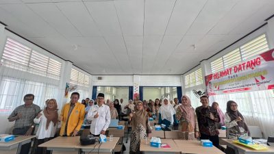 Tim PMKM UNP berfoto bersama Guru IPS Kota Padang