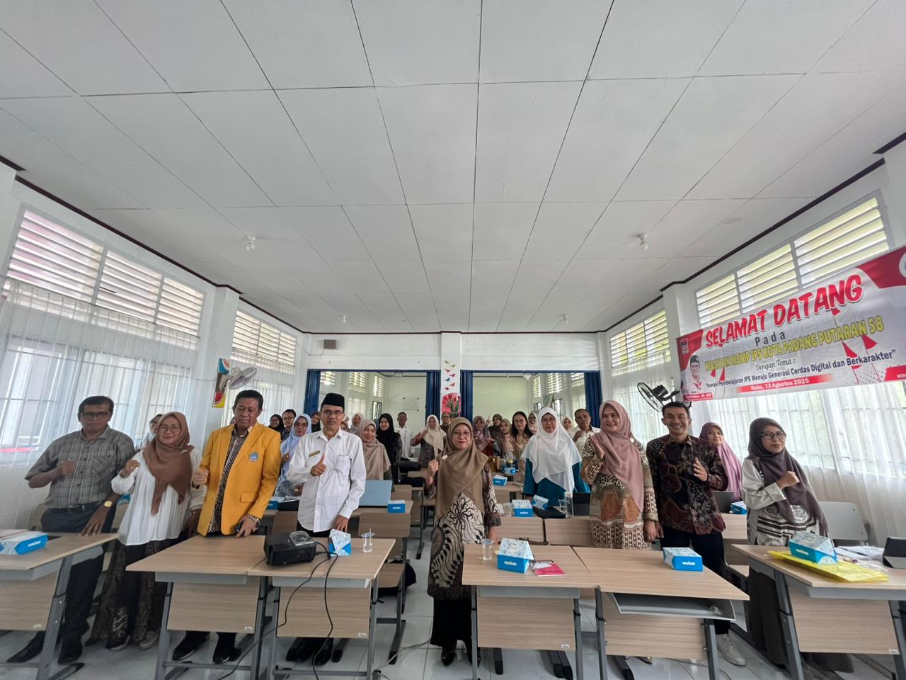Tim PMKM UNP berfoto bersama Guru IPS Kota Padang