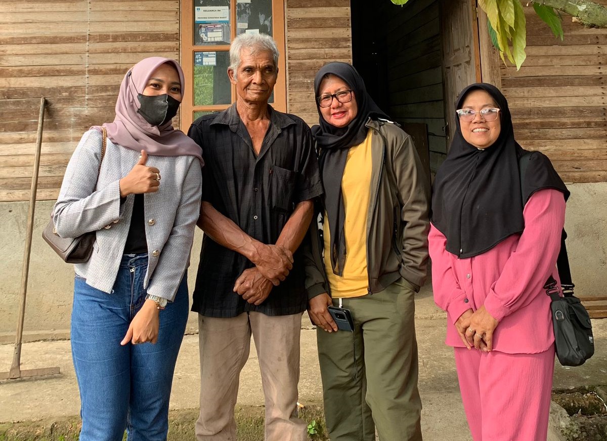 Sinergi Baitulmal Jum’at Berkah bersama PT. PLN ULP Payakumbuh dan PT. PLN Electricity Services hadirkan program sambungan listrik gratis bagi Edi Warman (70), warga Kelurahan Padang Tangah Payobadar, Kota Payakumbuh.