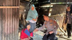 Kapolres Solok Selatan AKBP Muhammad Faisal Perdana, S.IK saat mengunjungi dan memberikan bantuan kepada Lansia di kecamatan Pauh Duo.