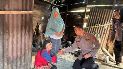 Kapolres Solok Selatan AKBP Muhammad Faisal Perdana, S.IK saat mengunjungi dan memberikan bantuan kepada Lansia di kecamatan Pauh Duo.