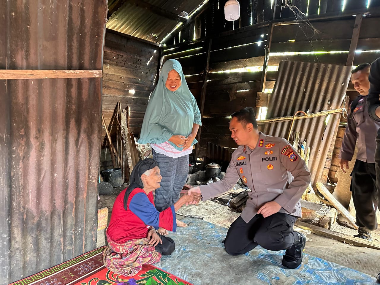 Kapolres Solok Selatan AKBP Muhammad Faisal Perdana, S.IK saat mengunjungi dan memberikan bantuan kepada Lansia di kecamatan Pauh Duo.