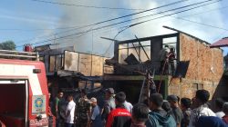 Petugas Damkar Kabupaten Limapuluh Kota saat memadamkan api yang melanda dua unit Ruko dan satu buah rumah warga di Kecamatan Suliki, Kabupaten Limapuluh Kota.
