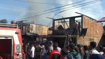 Petugas Damkar Kabupaten Limapuluh Kota saat memadamkan api yang melanda dua unit Ruko dan satu buah rumah warga di Kecamatan Suliki, Kabupaten Limapuluh Kota.