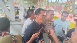 Kepala Dinas Perindustrian,Perdagangan Koperasi dan UKM Solok Selatan Akmal Hamdi, bersama Plt Kadis Kominfo Solok Selatan Irwanesa saat diwawancarai awak media.