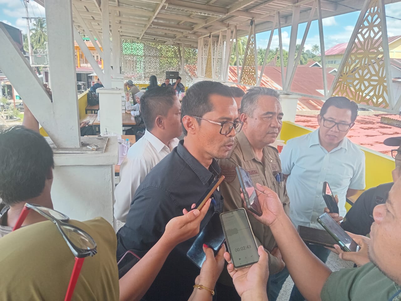 Kepala Dinas Perindustrian,Perdagangan Koperasi dan UKM Solok Selatan Akmal Hamdi, bersama Plt Kadis Kominfo Solok Selatan Irwanesa saat diwawancarai awak media.