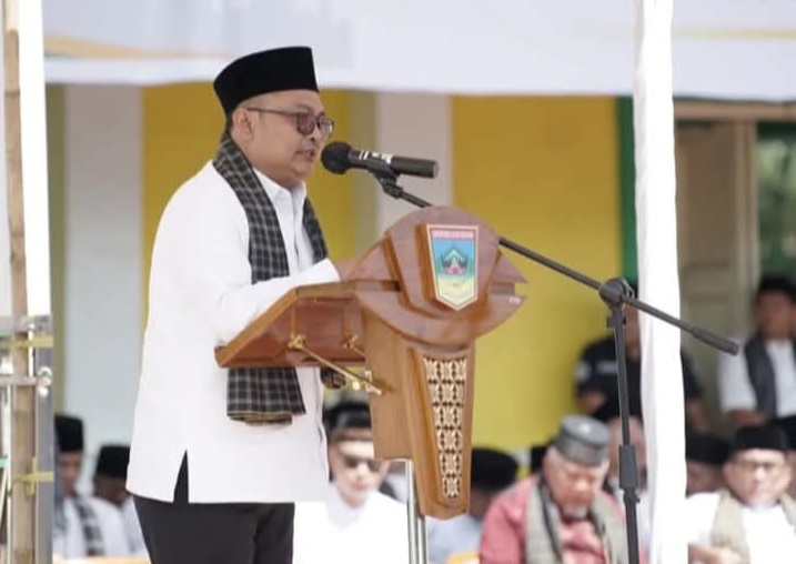 Kepala Kemenag Solok Selatan Fitriyoni SH,MH saat memberikan sambutan di acara Wisuda Tahfizd Akbar