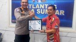 Ketua PWI Sumbar Widya Navies menyerahkan piagam penghargaan kepada Direktur Lalu Lintas Polda Sumbar, Kombes Pol H. M. Reza Chairul Akbar Sidiq.