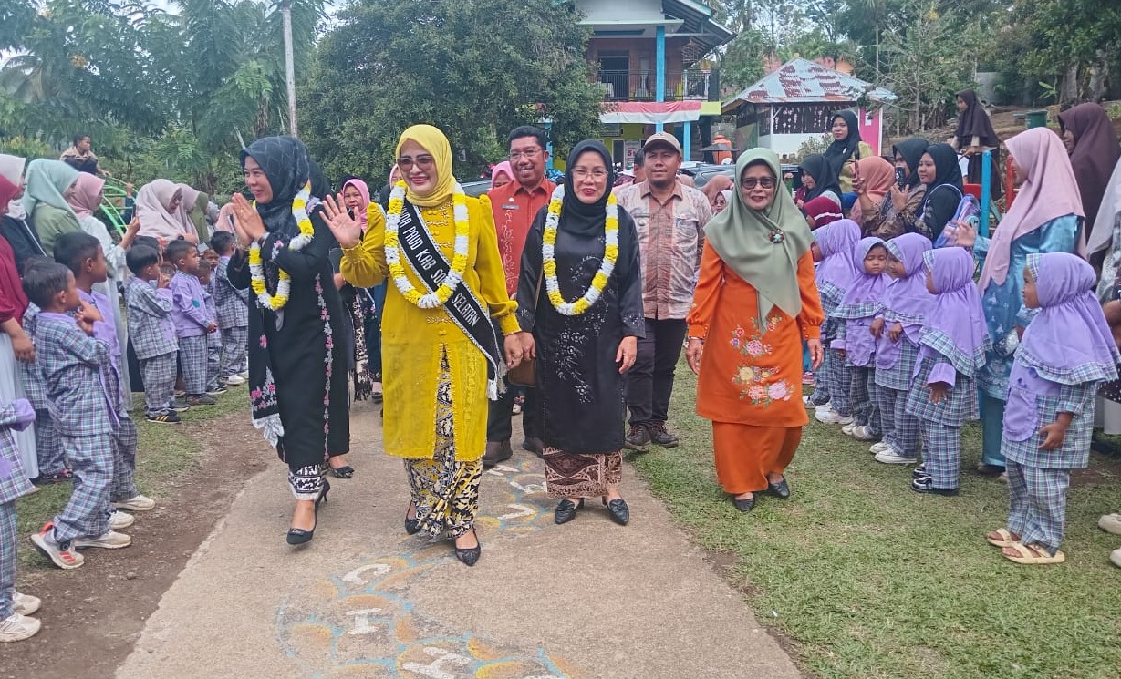 Usai dikukuhkan Bupati Solok Selatan H Khairunas, Bunda PAUD dan Bunda Literasi Ny.Hj Erniati Khairunas melakukan kunjungan Perdana ke PAUD Al Irsyad Kotobaru.