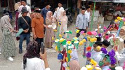 Pj Wali Nagari Bomas Sasrawati, SE saat pelepasan peserta Maarak Bungo Lamang Peringatan Maulid Nabi Muhammad SAW di Nagari Bomas Kotobaru Kecamatan Sungai Pagu.