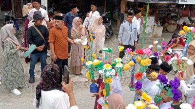 Pj Wali Nagari Bomas Sasrawati, SE saat pelepasan peserta Maarak Bungo Lamang Peringatan Maulid Nabi Muhammad SAW di Nagari Bomas Kotobaru Kecamatan Sungai Pagu.