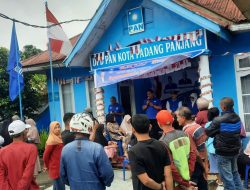 Antusias masyarakat menunggu pembagian bantuan beras dari DPD PAN Kota Padangpanjang 