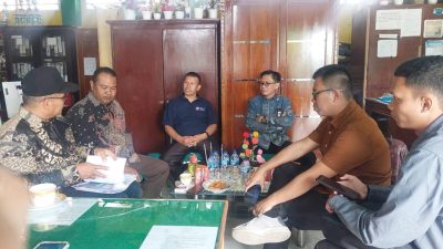 Kasi Pendis Kemenag Solok Selatan H Syaiful Anwar,S.Sos.I., M.Sos bersama Kepala MTsN 2 Solok Selatan Al Uska, S.Pd.I., M.M.Pd saat mendampingi Tim Monitoring dari Kanwil Kementerian Agama Sumbar