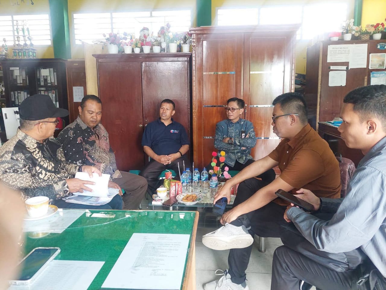 Kasi Pendis Kemenag Solok Selatan H Syaiful Anwar,S.Sos.I., M.Sos bersama Kepala MTsN 2 Solok Selatan Al Uska, S.Pd.I., M.M.Pd saat mendampingi Tim Monitoring dari Kanwil Kementerian Agama Sumbar