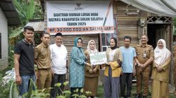 Ketua TP-PKK Kabupaten Solok Selatan Ny Hj Erniati Khairunas didampingi Staf Ahli TP-PKK Ny Hj Bet Yulian Efi,Kadis Pertanian Ketahanan Pangan dan Perikanan,Peternakan dr H, Nurhayati,Ketua Baznas Zulfajriadi, S.Pd, M.Hum,Camat Sangir Abdul Abbas, SE,dan Wali Nagari Lubuk Gadang Boboy Sansiano,SE