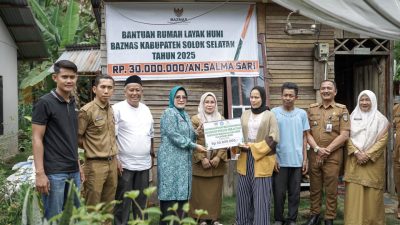 Ketua TP-PKK Kabupaten Solok Selatan Ny Hj Erniati Khairunas didampingi Staf Ahli TP-PKK Ny Hj Bet Yulian Efi,Kadis Pertanian Ketahanan Pangan dan Perikanan,Peternakan dr H, Nurhayati,Ketua Baznas Zulfajriadi, S.Pd, M.Hum,Camat Sangir Abdul Abbas, SE,dan Wali Nagari Lubuk Gadang Boboy Sansiano,SE