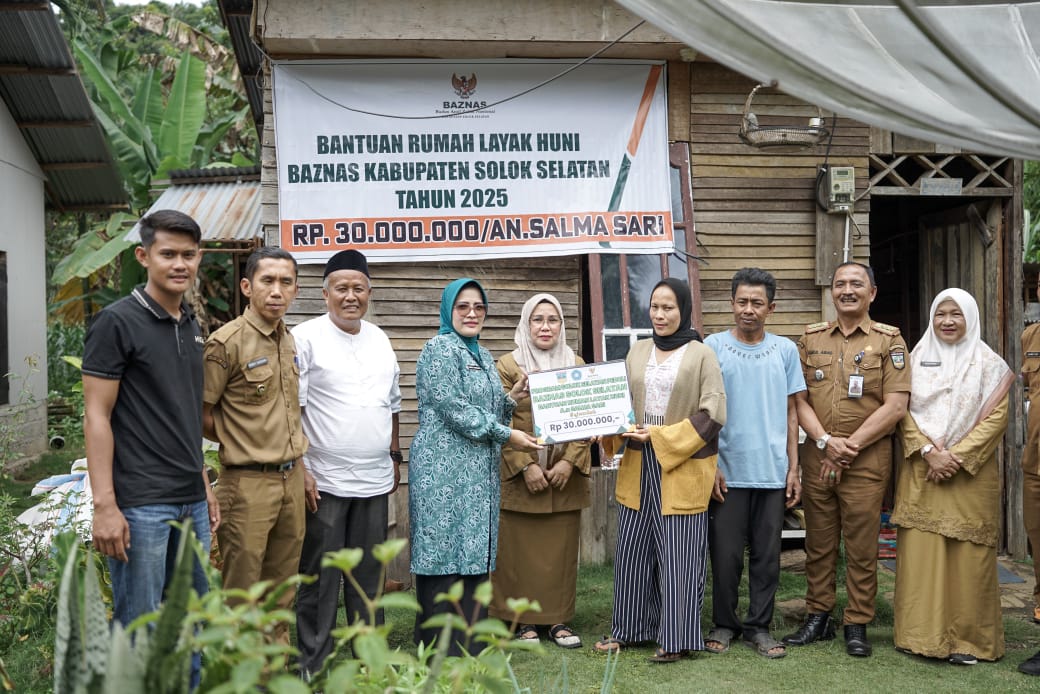 Ketua TP-PKK Kabupaten Solok Selatan Ny Hj Erniati Khairunas didampingi Staf Ahli TP-PKK Ny Hj Bet Yulian Efi,Kadis Pertanian Ketahanan Pangan dan Perikanan,Peternakan dr H, Nurhayati,Ketua Baznas Zulfajriadi, S.Pd, M.Hum,Camat Sangir Abdul Abbas, SE,dan Wali Nagari Lubuk Gadang Boboy Sansiano,SE