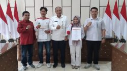 Staf Ahli Bupati yang juga Kabid Organisasi PMI Solok Selatan Dr. H Novirman, SKM, MM bersama Sekretaris PMI Wetra Fauza, Pengurus Markas PMI Hendrivon usai  menyerahkan Piagam kepada relawan PMI.